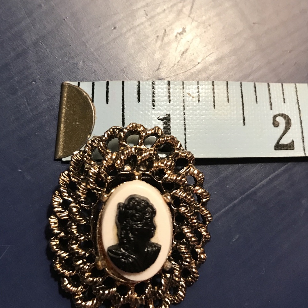 Vintage Black Cameo Brooch Heavy Gold-Tone Setting - Picture 8 of 8